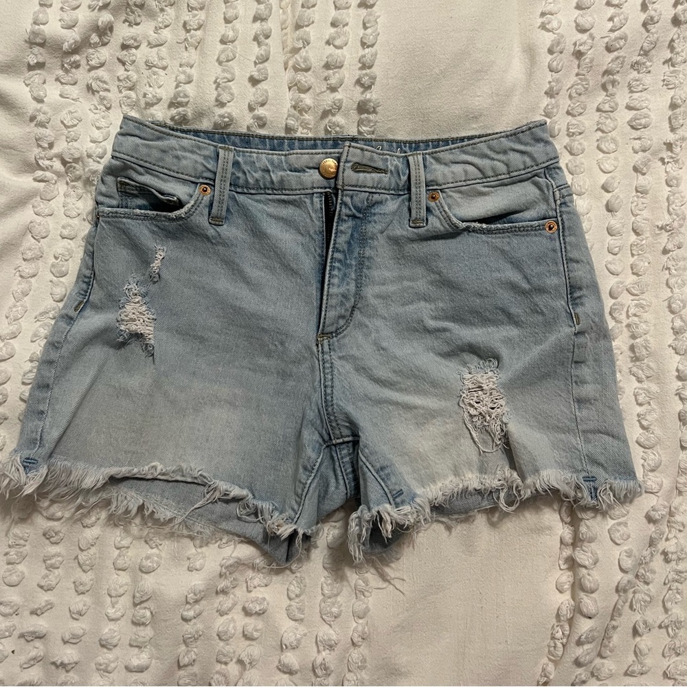 Universal Thread High Rise Light Wash Distressed Denim Shorts. Size 2/26